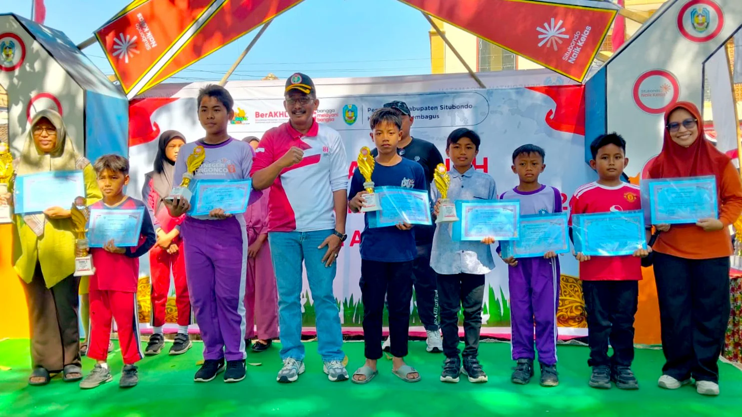 Pemberiah Hadiah Tropi Lomba HUT RI KE-81